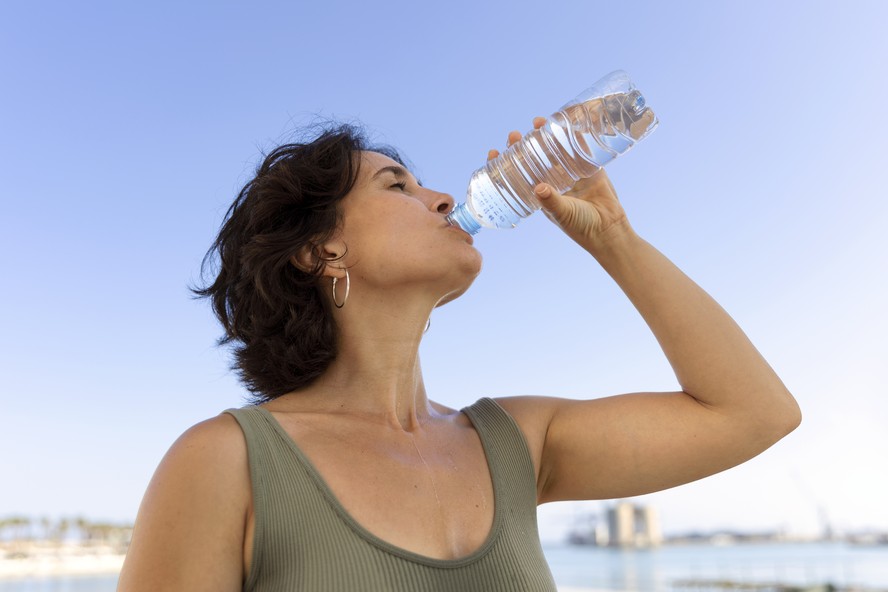 Pesquisadores descobriram que uma garrafa média de um litro de água comprada em lojas contém mais de 240 mil nanoplásticos