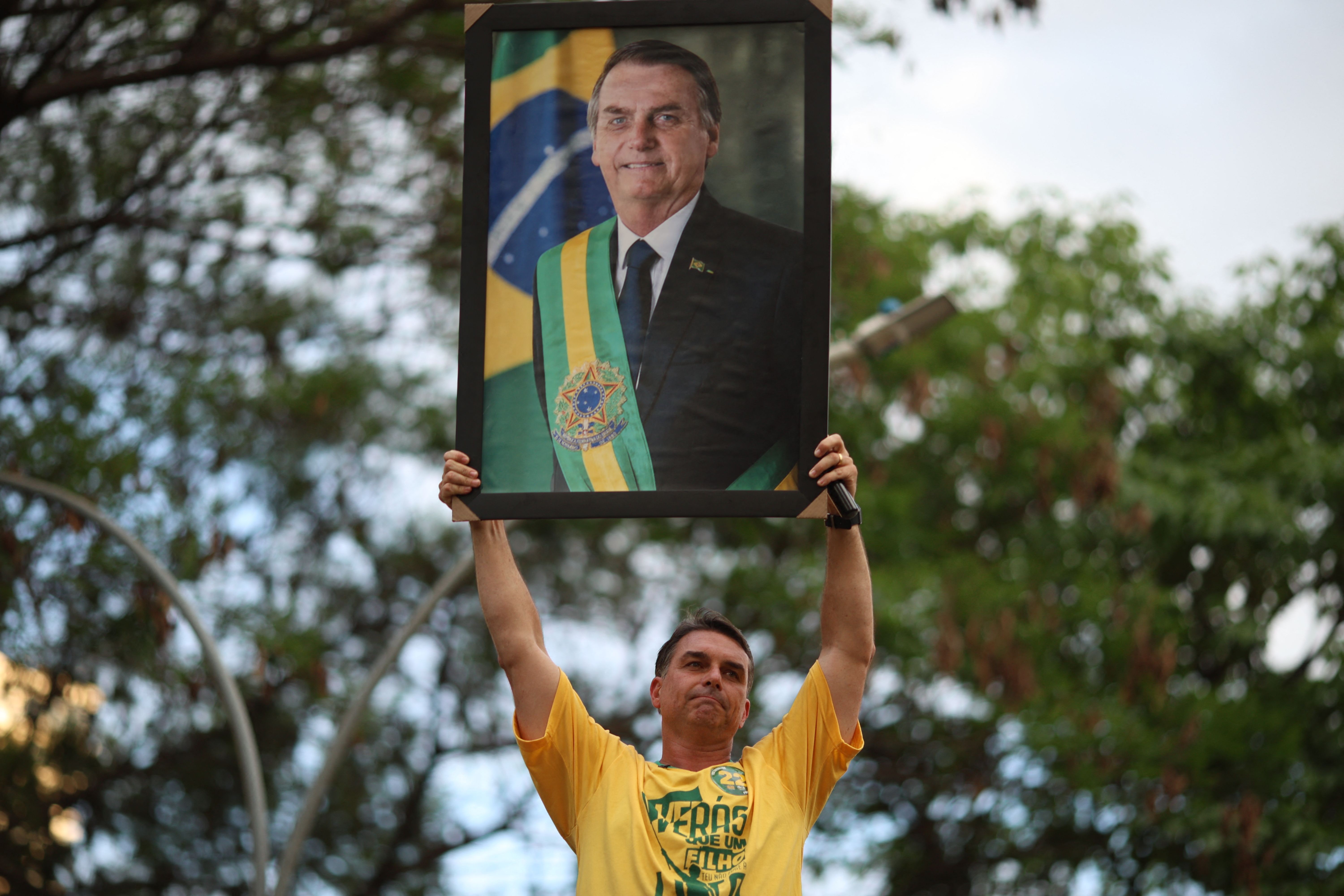 Flávio Bolsonaro visita o pai após três meses sem vê-lo por decisão de Moraes
