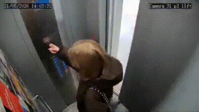 Vídeo mostra momento em que carregador portátil explode dentro de elevador e mulher fica presa com chamas na Rússia