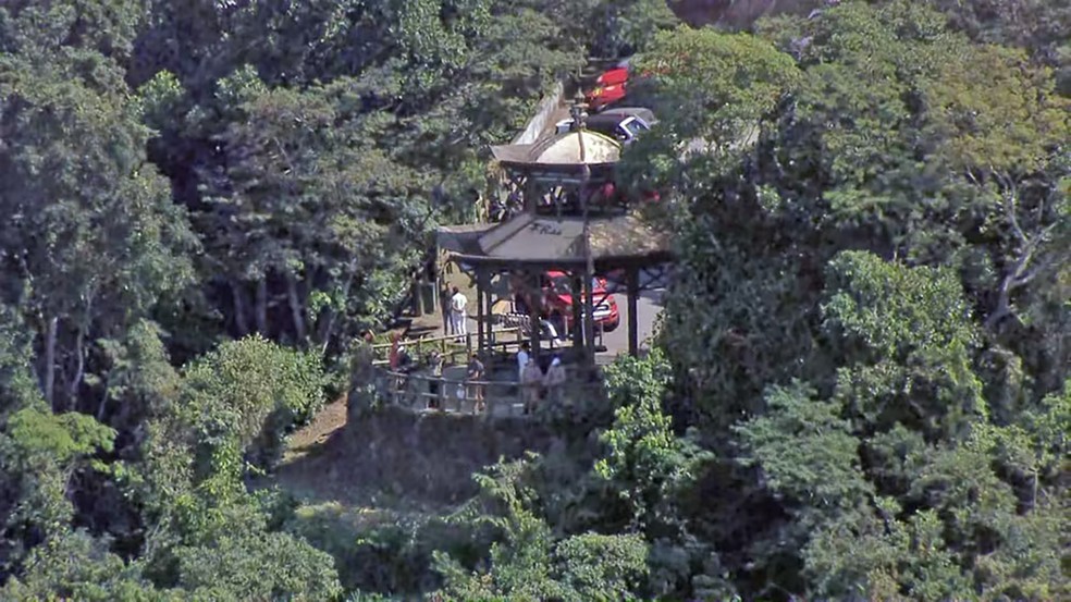 Equipes dos bombeiros atuam no resgate de vítimas e para combater o fogo no local perto da Vista Chinesa — Foto: Reprodução/TV Globo