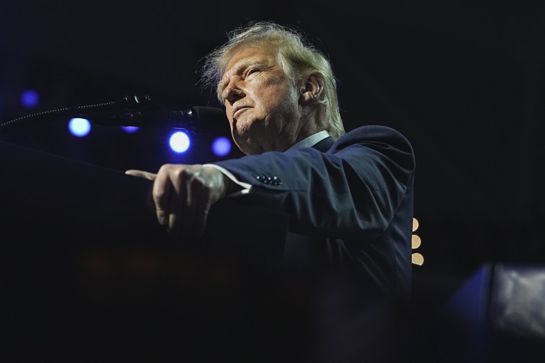 O teatro da barbárie que dá voto, nos EUA de Trump e aqui