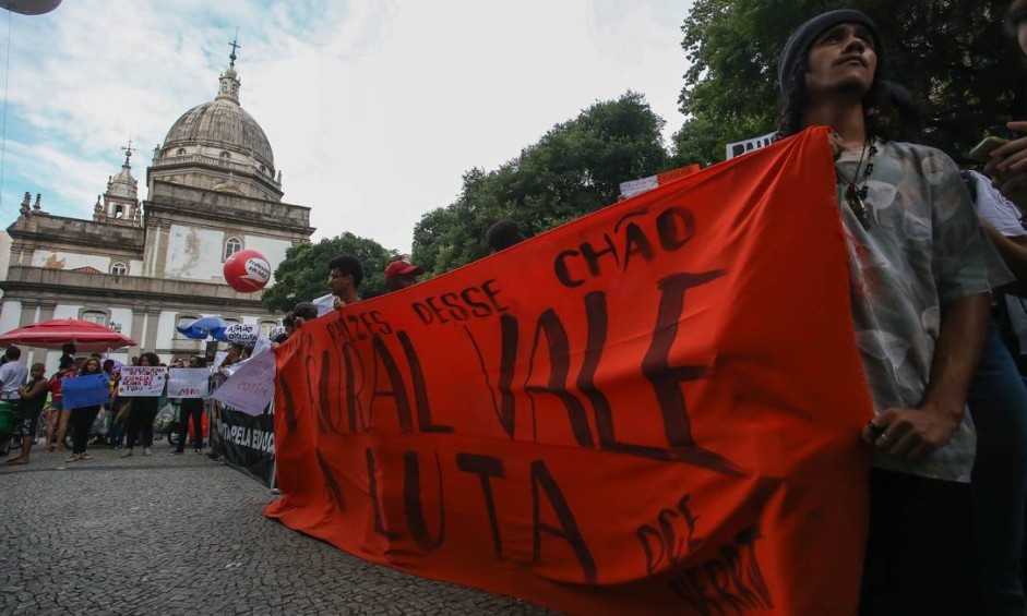Manifestantes em concentração de ato na Candelária, no Centro do Rio, na tarde desta quinta Agência O Globo