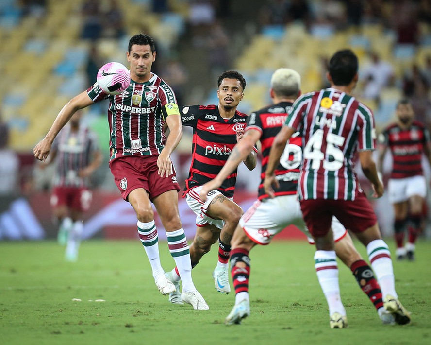 Ganso domina a bola diante da marcação de Allan e de Ayrton Lucas: meia foi o grande nome do clássico entre Flamengo e Fluminense