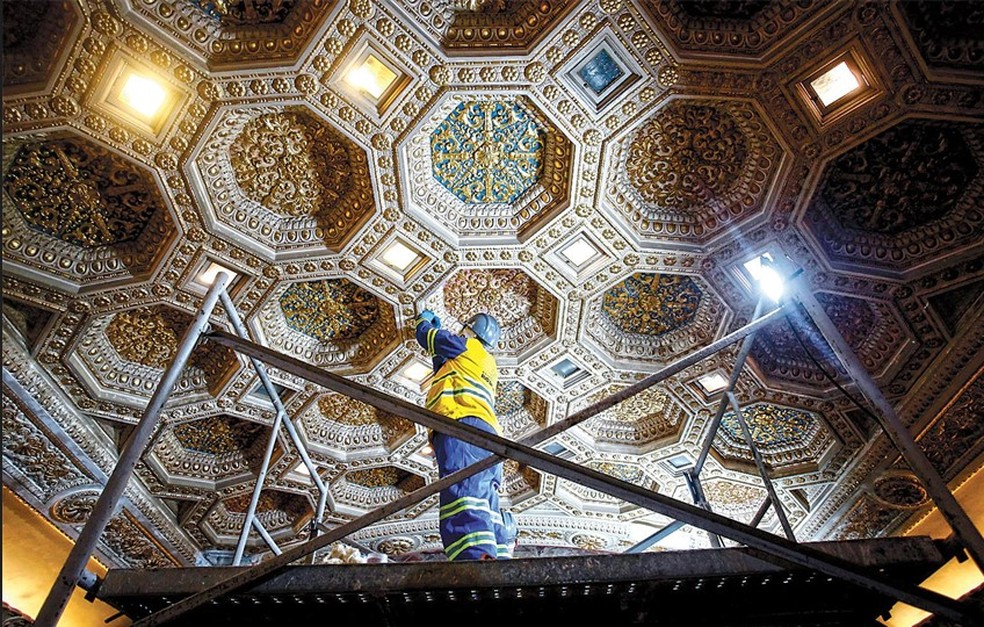 Beleza por todo lado. O trabalho de restauração do Palacete do Parque Lage está revelando o teto original do cômodo ocupado hoje pela biblioteca da EAV — Foto: Custodio Coimbra