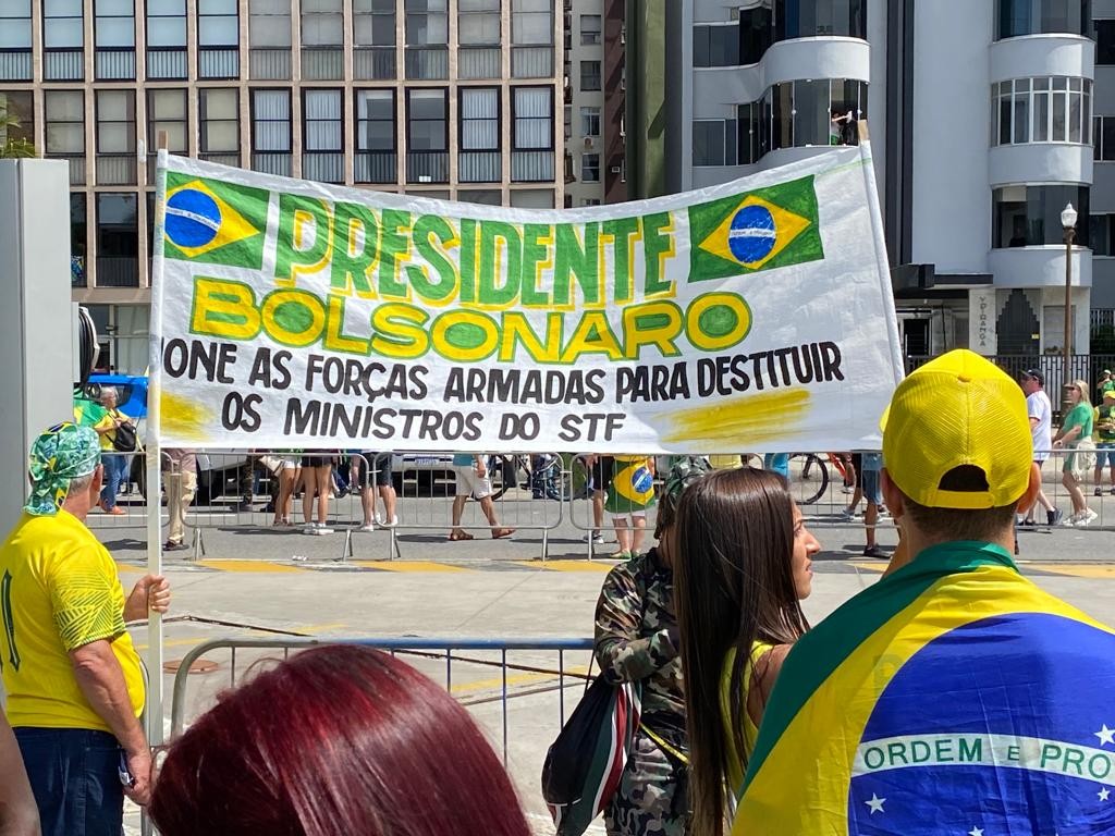 Apoiadores do presidente exibem mensagem antidemocrática em ato na praia de Copacabana, Zona Sul do Rio — Foto: Marcia Foletto/Agência O Globo