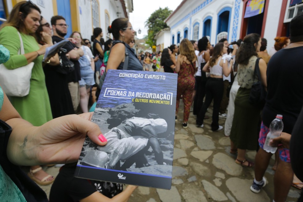 Fã exibe novo livro de Conceição Evaristo: chance de um autógrafo — Foto: Domingos Peixoto/ Agência O GLOBO