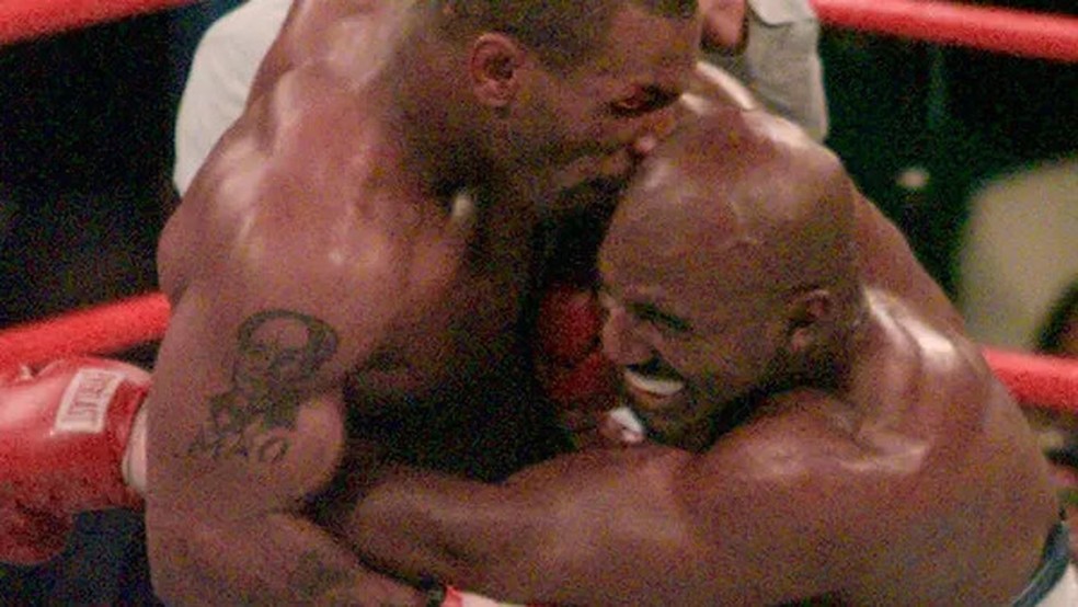 Momento em que Mike Tyson morde orelha de Holyfield — — Foto: Foto: Reprodução