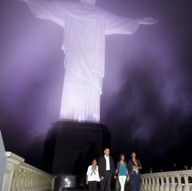 Above, Obama, Michelle, and the girls, during the ex-president's visit to Rio in 2011 — Photo: AFP PHOTO / Saul LOEB