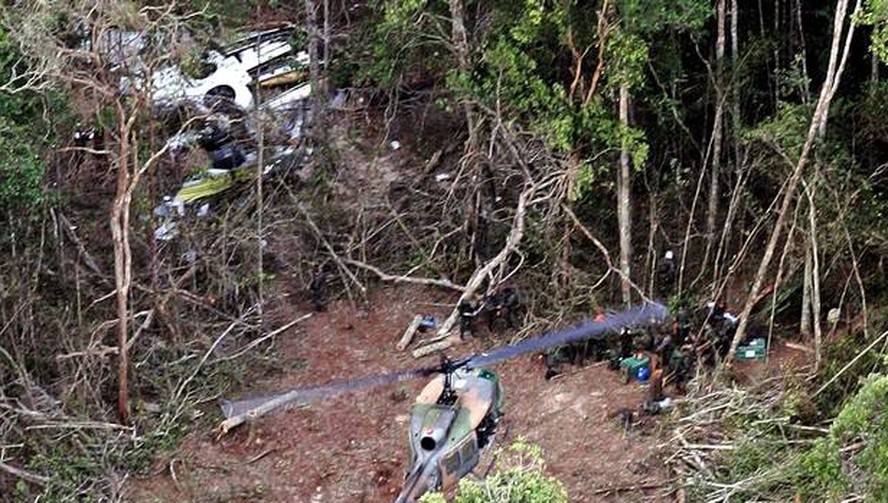 Equipe da FAB resgata corpos de passageiros do voo 1907 da Gol na Floresta Amazônica, na reserva do Xingu