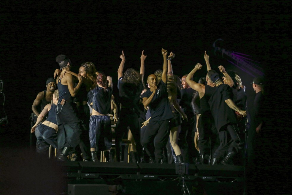 Bailarinos de Lady Gaga durante o ensaio no palco — Foto: Marcelo Theobald/Agência O Globo
