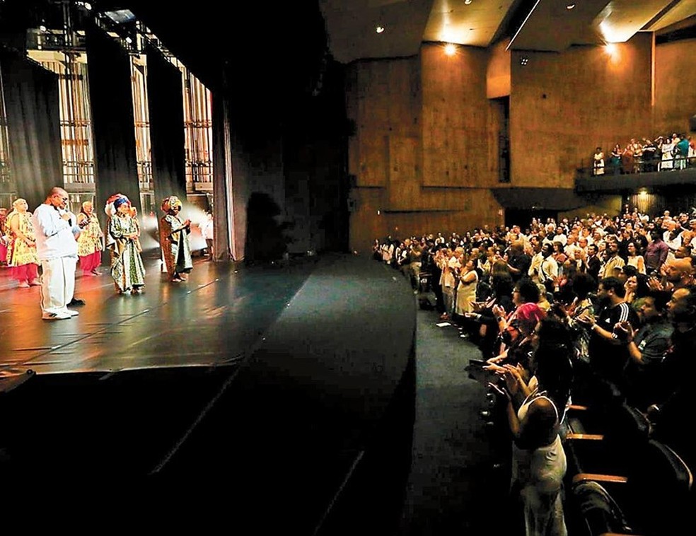 do. The Bahia Folklore Ballet performs at the João Caetano Theater, which the state renovated last year - Photo: Disclosure