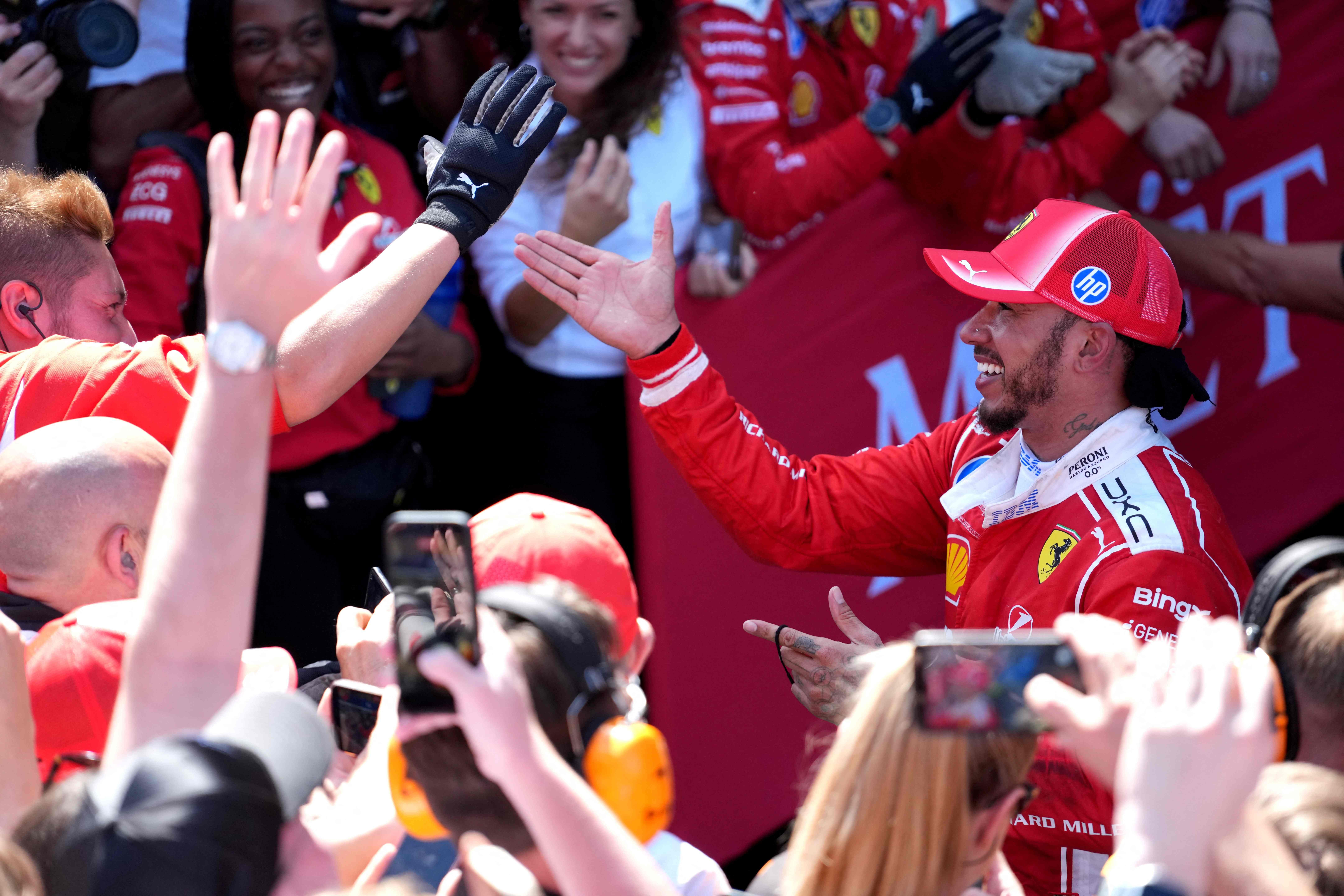 'Emoção que está além dos meus sonhos’, diz Hamilton sobre primeira vitória com a Ferrari