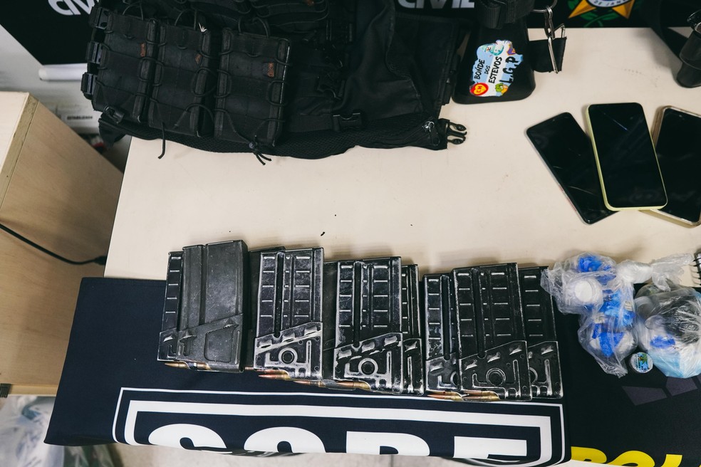 Munições, drogas e celulares apreendidos em operação da Polícia Civil, que visa capturar criminosos infiltrados em torcidas organizadas — Foto: Divulgação / Pcerj