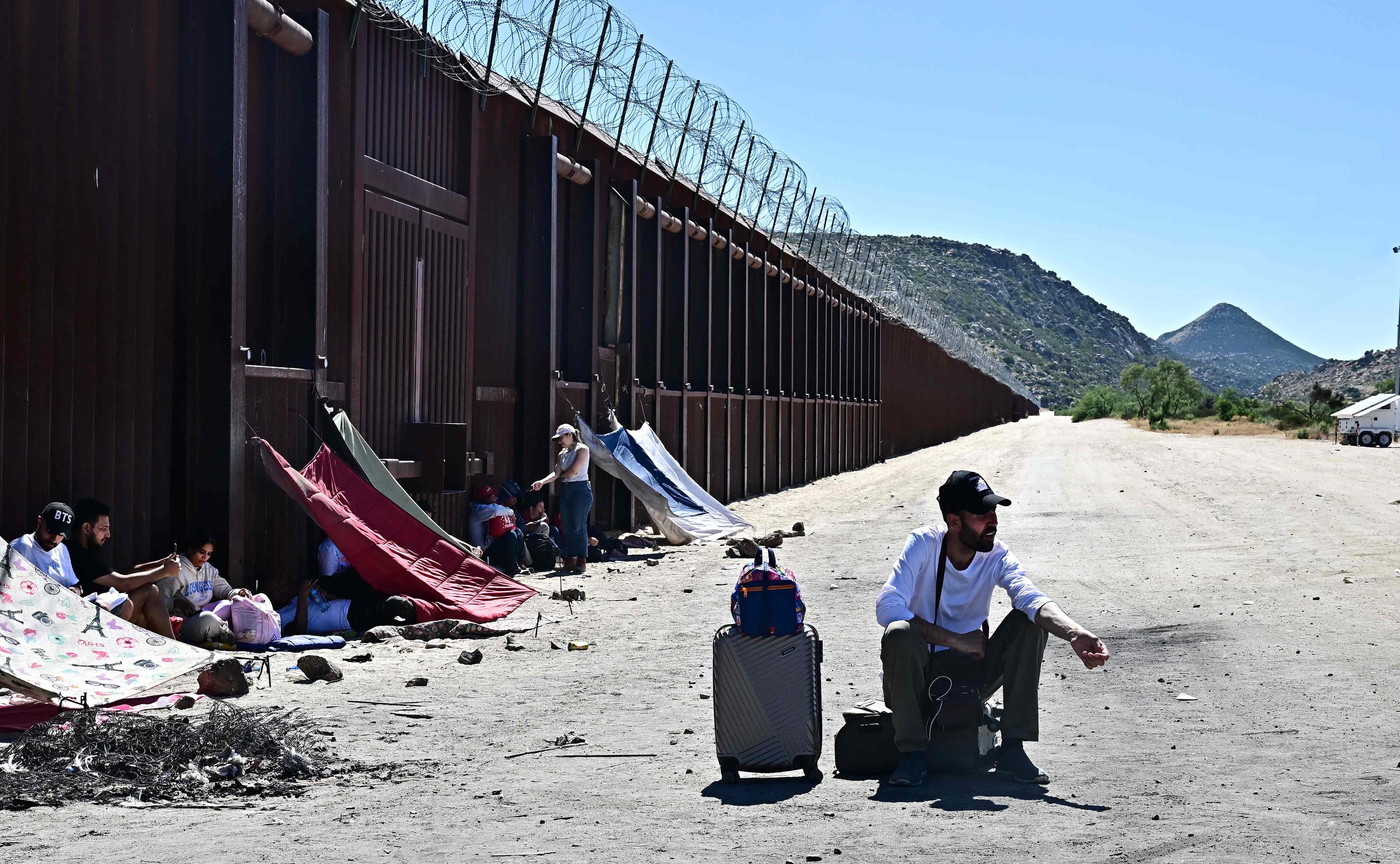 Governo Trump espera terminar muro na fronteira co