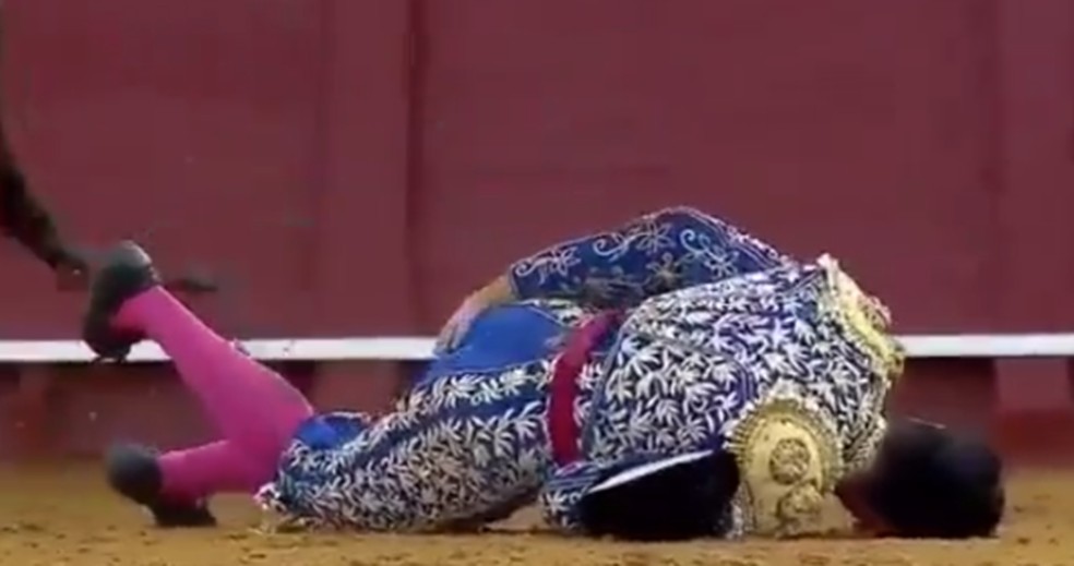 O toureiro José Antonio Morante de la Puebla foi ferido e encontra-se em estado "muito grave" após uma cornada de 10 centímetros que perfurou seu reto. — Foto: Redes Sociais
