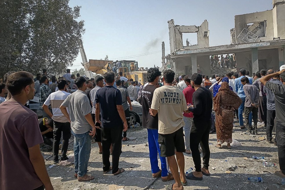 Bombas caíram numa escola feminina em Minab, na província de Hormozgan, no sul do Irã. Os Estados Unidos e Israel lançaram ataques contra o Irã , e a emissora pública israelense informou que o líder supremo, o aiatolá Ali Khamenei, havia sido alvo dos ataques. — Foto: ALI NAJAFI / ISNA / AFP