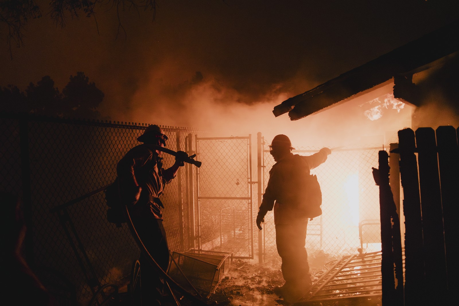 Bombeiros combatem incêndio na Igreja Presbiteriana de Pacific Palisades, em Los Angeles, em 7 de janeiro de 2025 — Foto: Mark Abramson/The New York Times