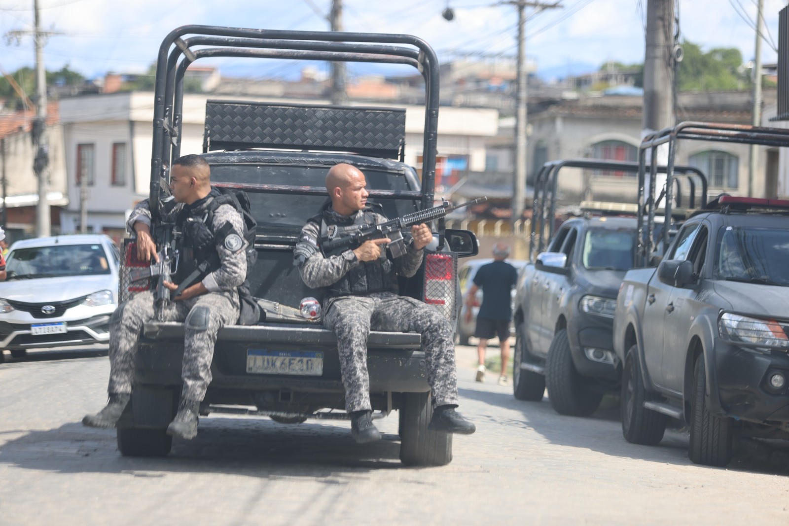 Military and civil police carry out an operation at Complexo do Salgueiro, in São Gonçalo — Photo: Fabiano Rocha / Agência O Globo