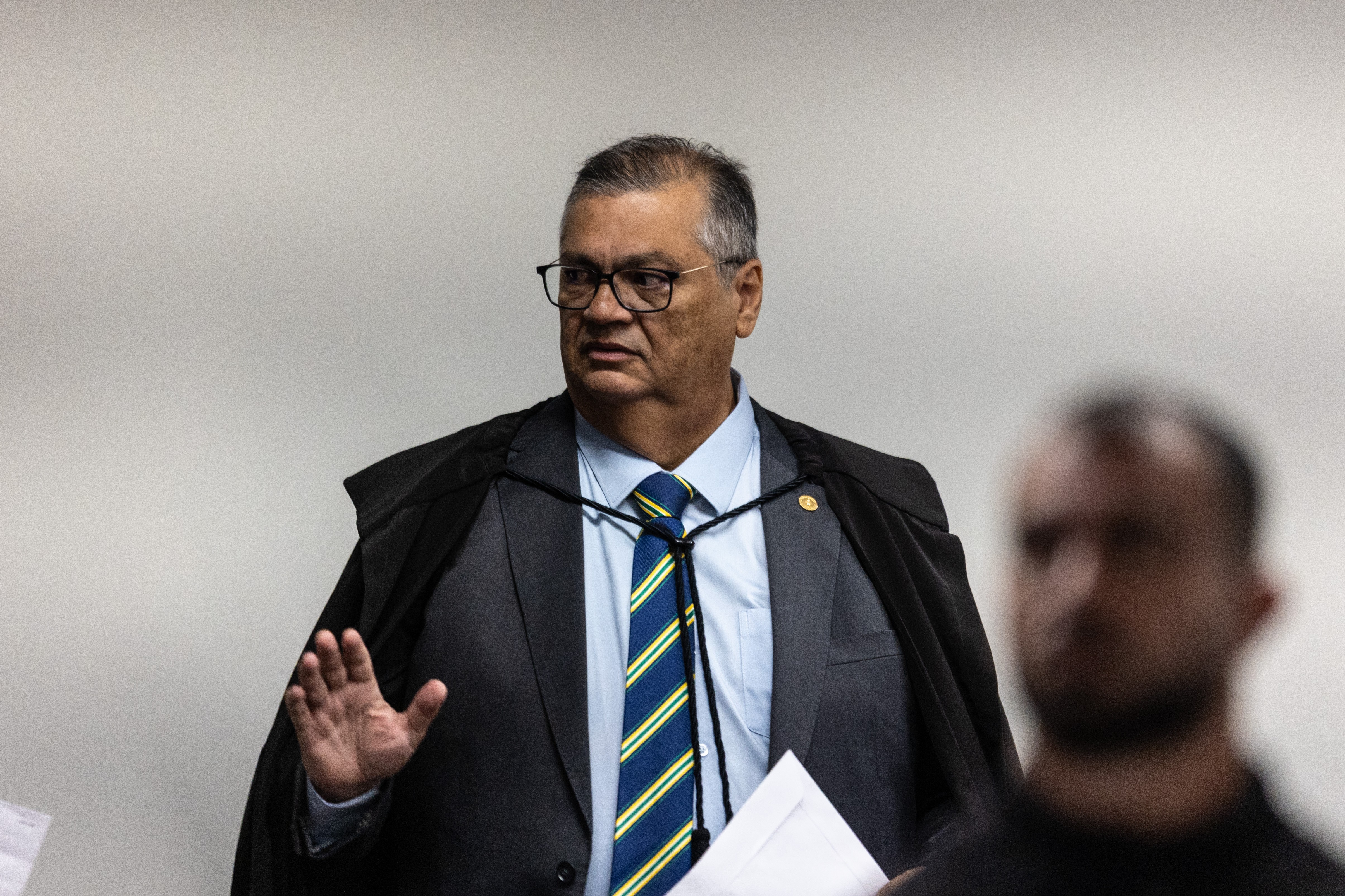 As esquisitas comparações do ministro Dino - QTU Questões do Universo
