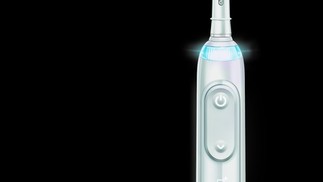 A Oral-B lançou a escova elétrica Genius X com inteligência artificial que ajuda na escovação. Pelo celular, o app gera um gráfico com o progresso do da escovagem, aconselha e permite personalizar as definições. O app indica as áreas e o tempo correto que devem ser escovadas .Divulgação