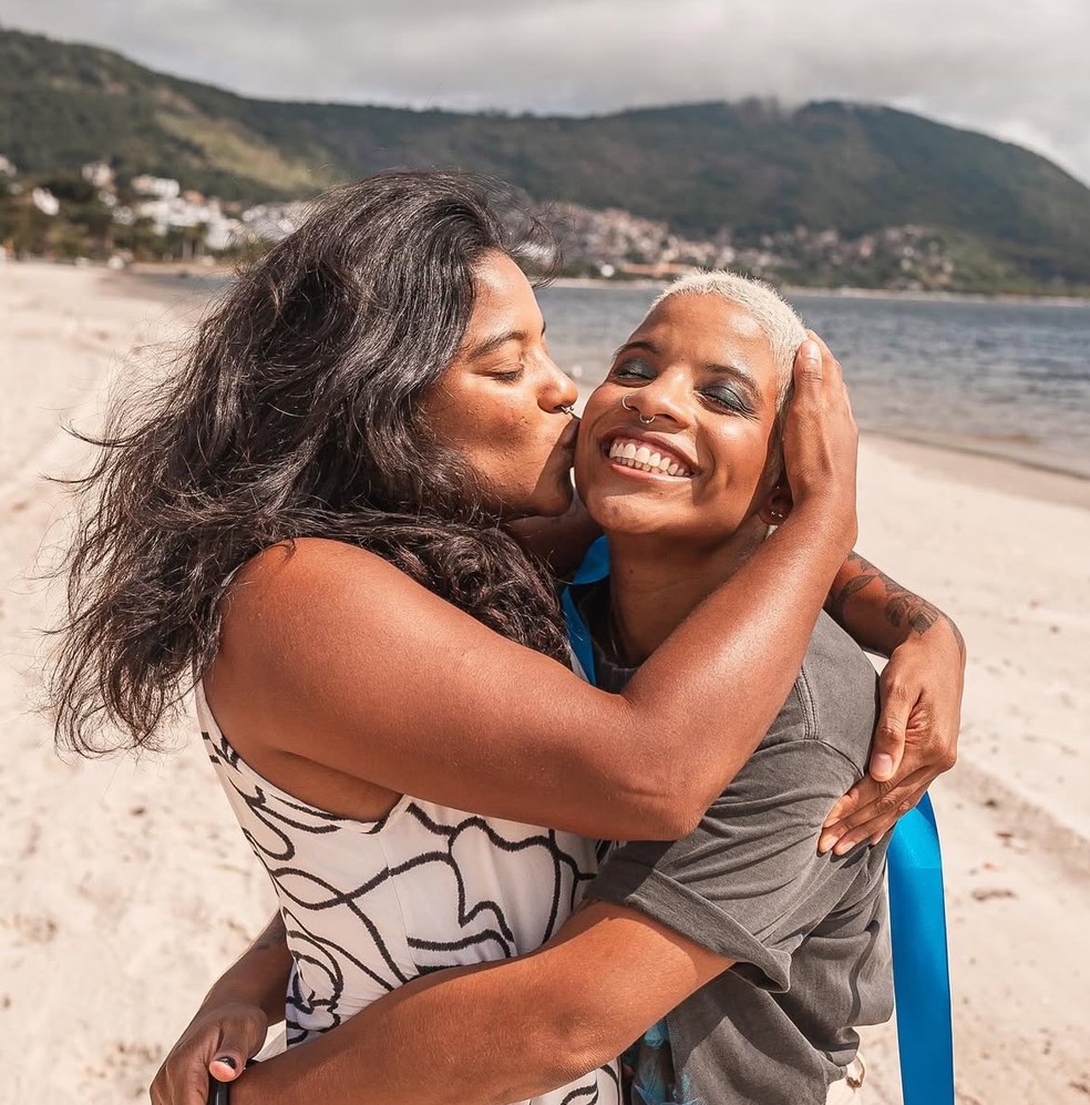 Juliana Marins showing affection to her sister, Mariana Marins — Photo: Reproduction/Instagram