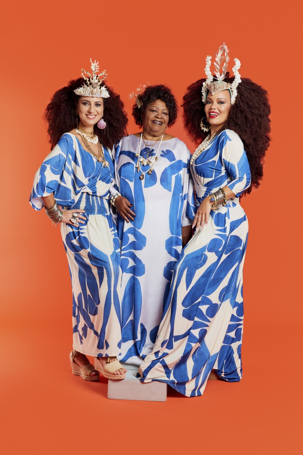 Entre Aline Calixto e Lucinha Nobre em ensaio para a Revista Ela, em 2019 — Foto: Leandro Tumenas