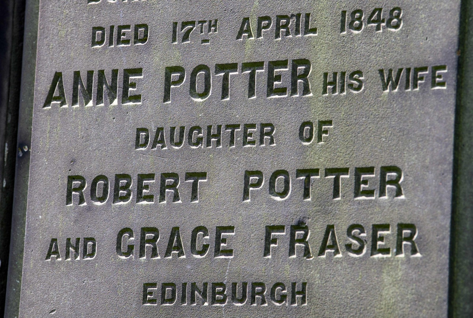 Acredita-se que J.K. Rowling tenha tirado do cemitério Greyfriars Kirk, em Edimburgo, até mesmo o sobrenome do personagem principal da saga 
