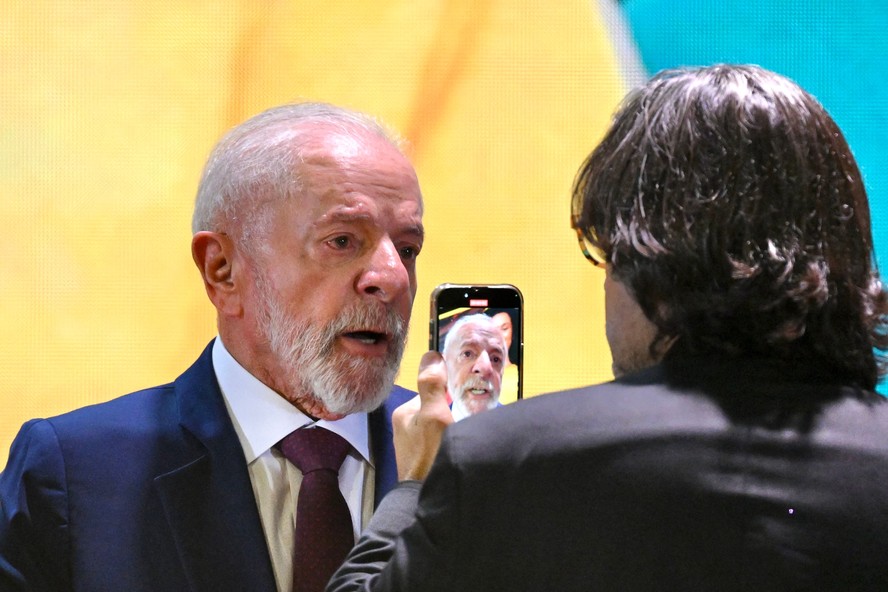 Lula faz gravação para redes sociais com o fotógrafo Ricardo Stuckert no ato 'Brasil dando a volta por cima'