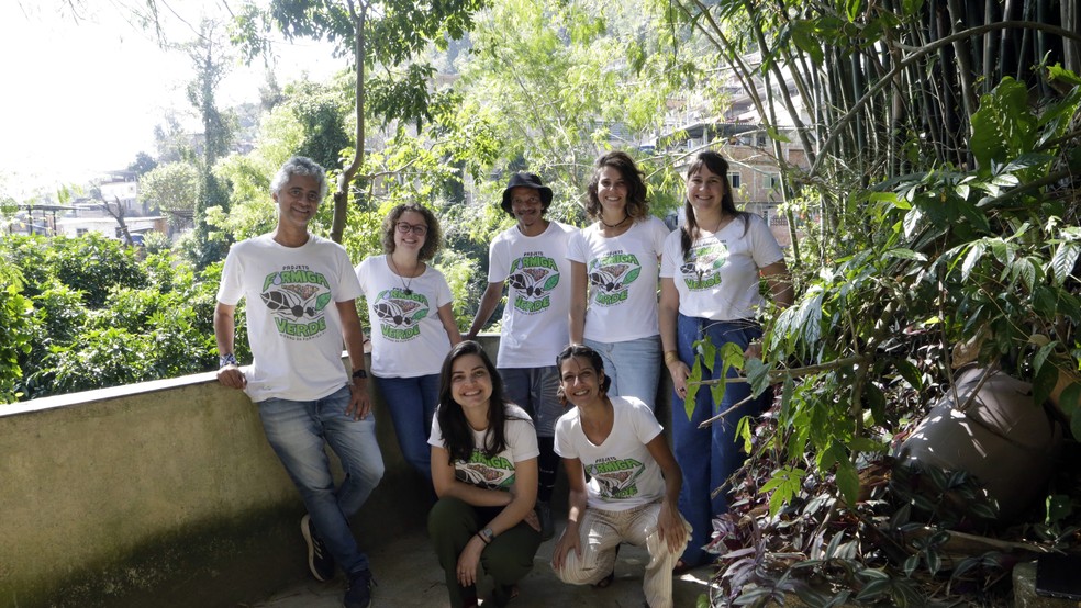 A equipe do projeto Formiga Verde tem o objetivo de reflorestar a comunidade  — Foto: Divulgação/Formiga Verde