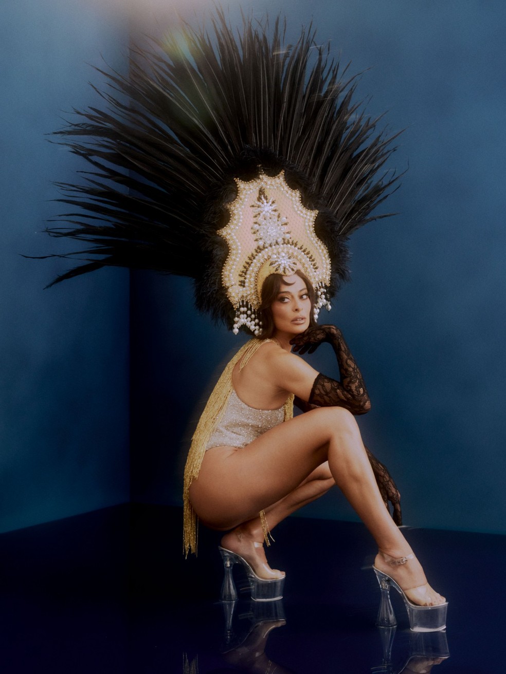 Body Isabella Narchi, sapatos acervo do stylist, anel Swarovski, esplendor Walério Araujo e luvas Dolce & Gabbana — Foto: Bruna Castanheira