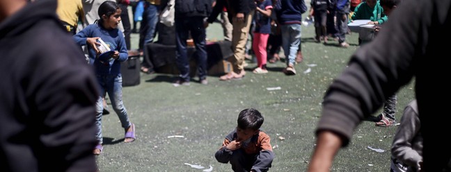 Criança Palestina Come Refeição emponto de Distriblução Gratuitade aliments no Campo de Revugiados de Nuseirat, no Centro da Faixa de Gaza -foto: Eyad Baba/AFP