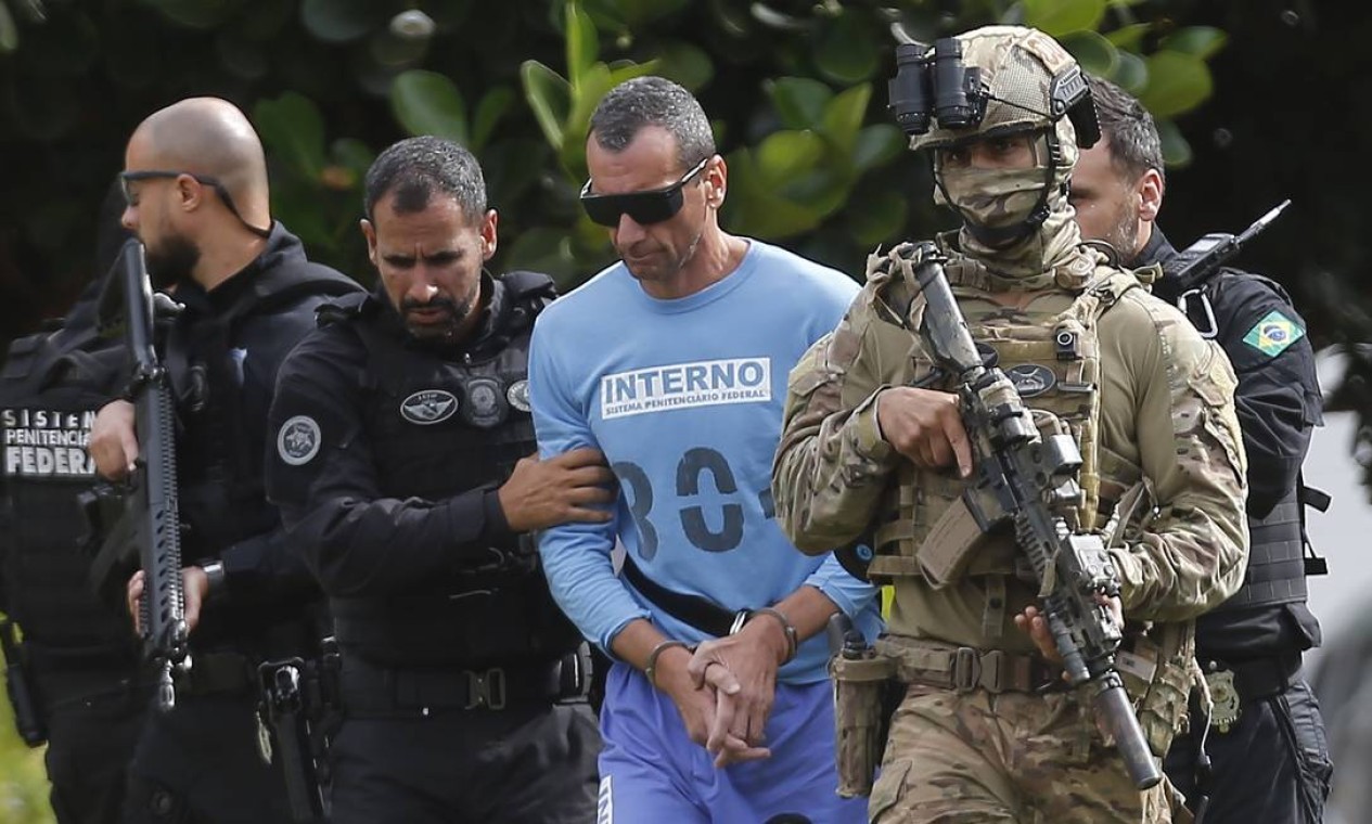 Marcola, um dos nomes mais importantes do PCC, sendo levado a um hospital de Brasília para exames de rotina — Foto: Jorge William / Agência O Globo