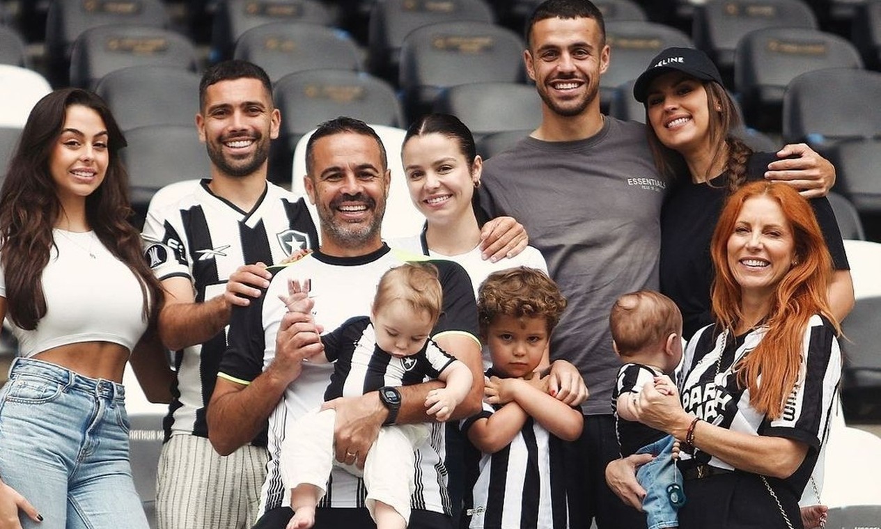 Após receber família, treinador tenta levar Botafogo à liderança na Libertadores