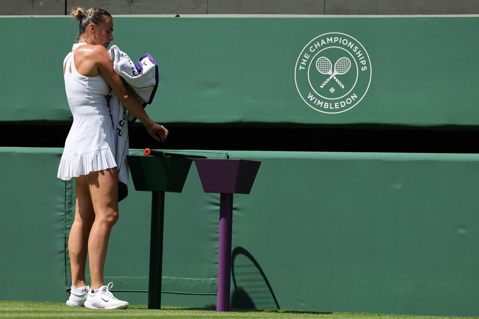 Públicoe Atletas enfrenfam forte calor em wimbledon; Aryna Sabalenka SE Refresca Durante Partida - Foto: Adrian Dennis/AFP