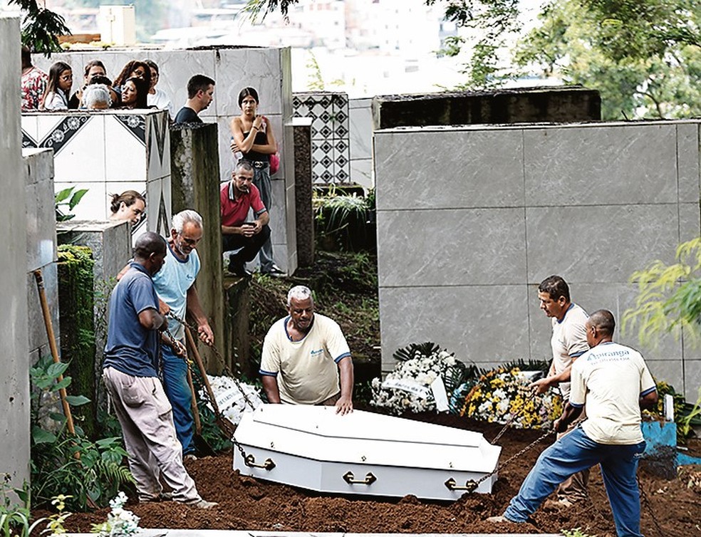 Mãe e filhos de 10 e 12 anos foram enterrados ontem na cidade — Foto: Domingos Peixoto