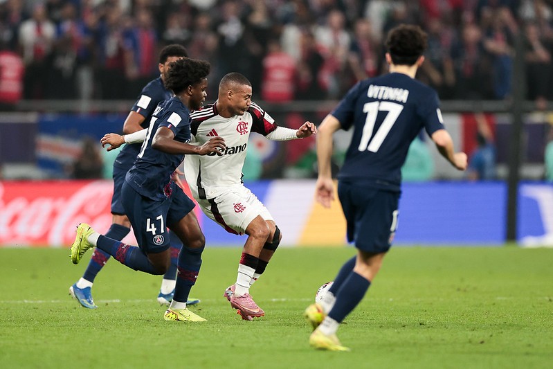 Com sa&iacute;da em pauta no Flamengo, De La Cruz sofreu com tratamento preventivo e trocou treinos por jogos; saiba detalhes