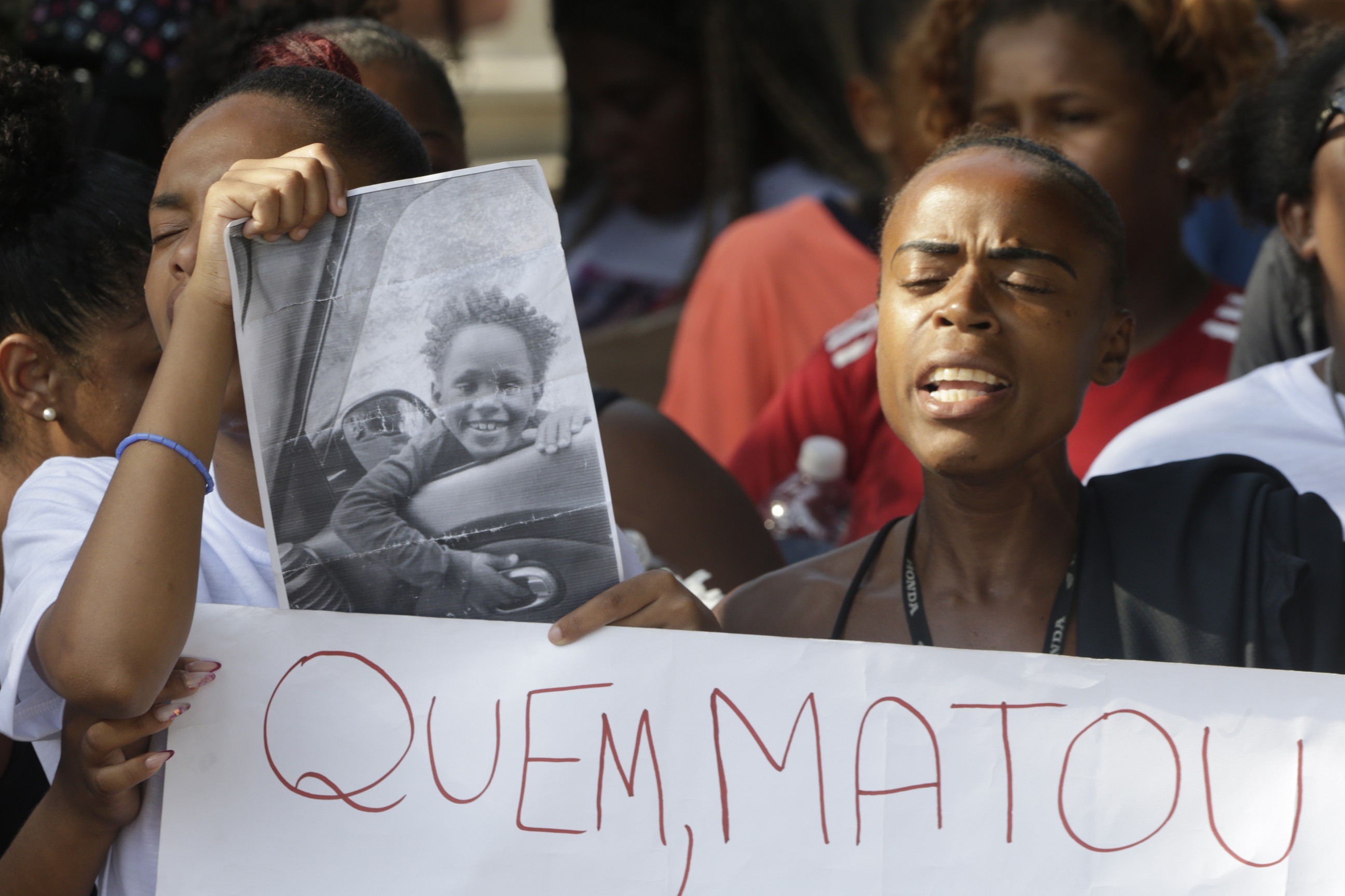 Velório de criança envenenada tem protesto e comoção: 'Levaram nosso menino'