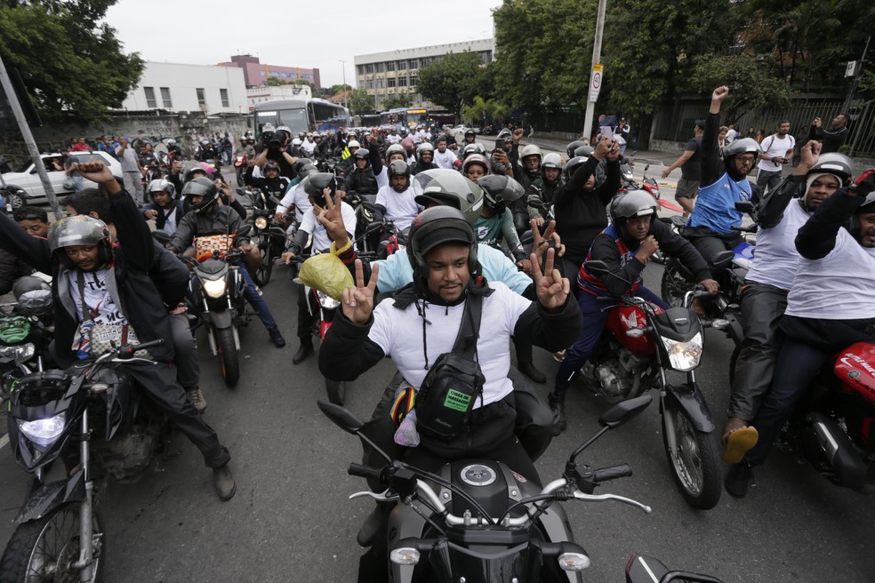 Moto-taxistas interditam Avenida Brás de Pina durante manifestação contra megaoperação nos complexos da Penha e do Alemão — Foto: Marcelo Theobald / Agência O Globo