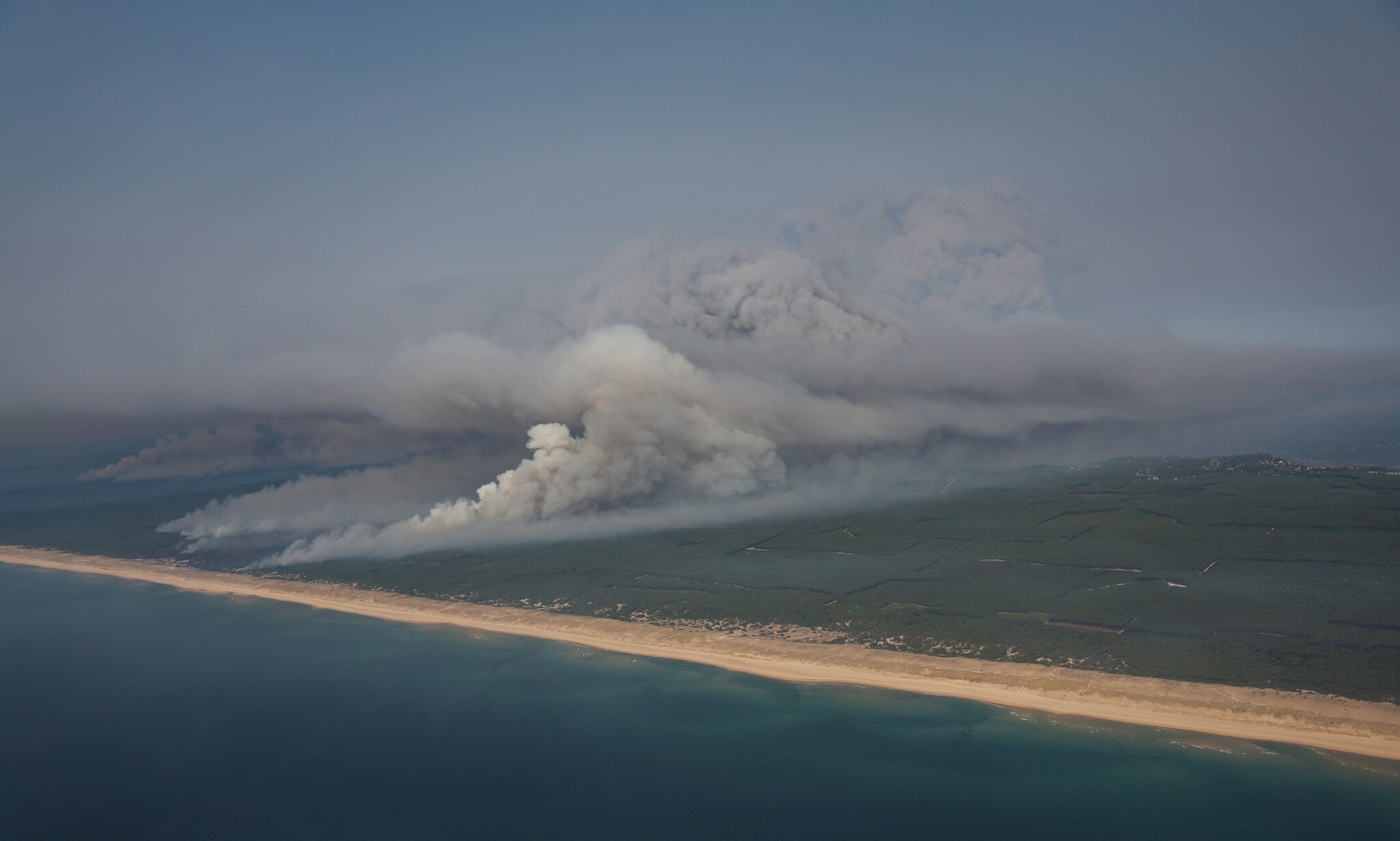 'Nuvem de fogo': entenda o fenômeno inédito encontrado por bombeiros na França e capaz de gerar novos incêndios