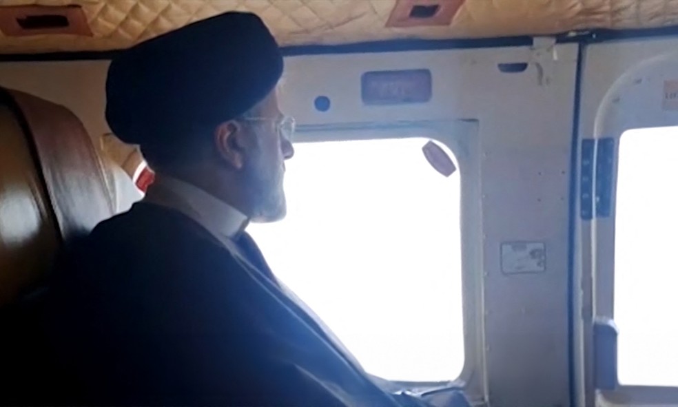 Imagem da TV estatal mostra o presidente do Irã, Ebrahim Raisi, a bordo do helicóptero que caiu na província do Azerbaijão Oriental — Foto: IRINN / AFP