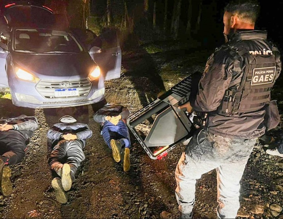 Policiais gaúchos prenderam suspeitos que tentaram levar ilícitos para dentro de penitenciária, em junho de 2025 — Foto: Divulgação/Governo do Rio Grande do Sul