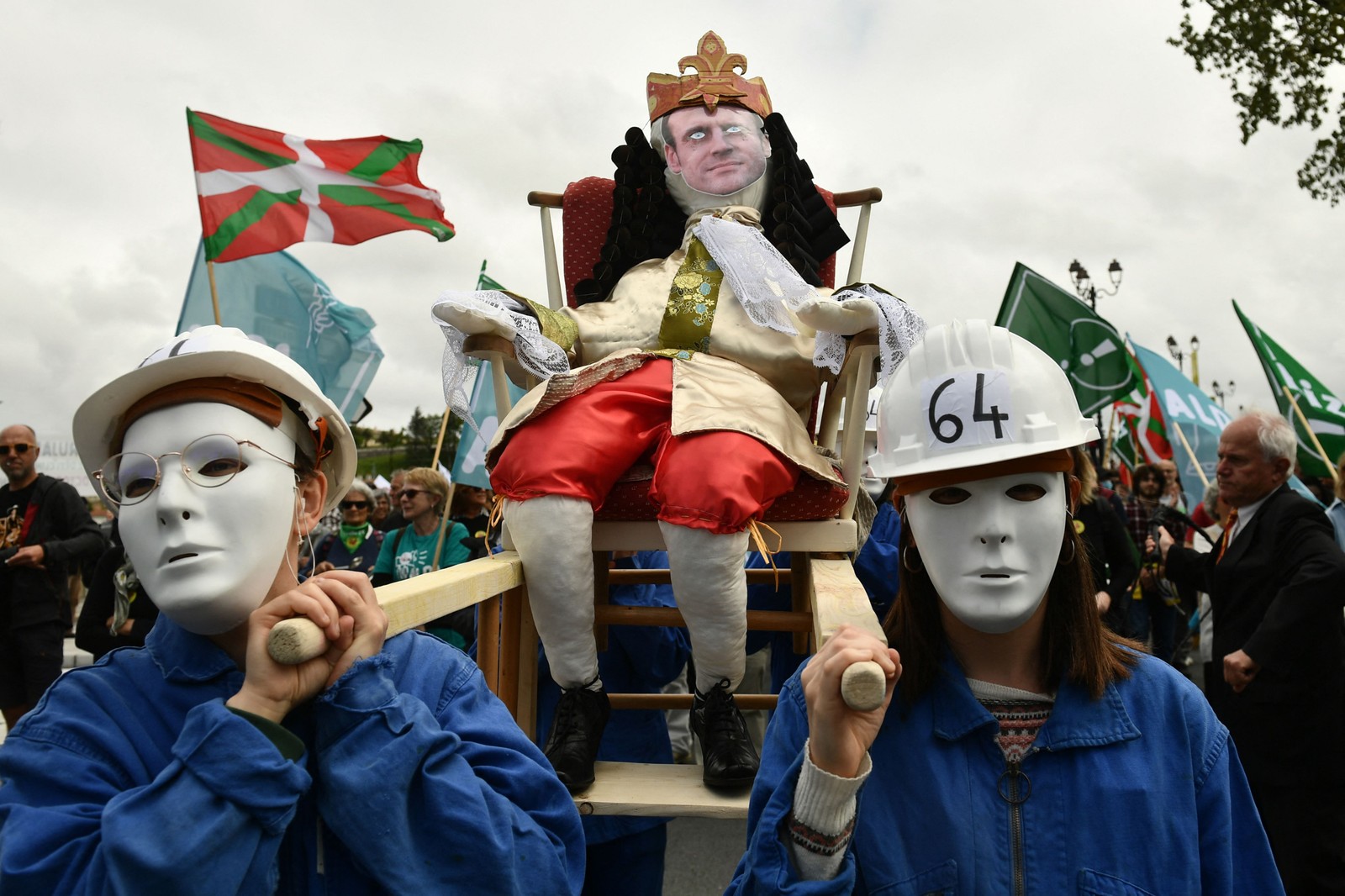 Manifestantes mascarados carregam um boneco representando o presidente francês, Emmanuel Macron, enquanto participam de uma manifestação no Primeiro de Maio, em Bayonne, sul da França — Foto: GAIZKA IROZ / AFP