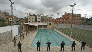 No segundo dia da Operação Maré, policiais vão ao centro de treinamento do tráfico — Foto: Fabiano Rocha/Agência O Globo