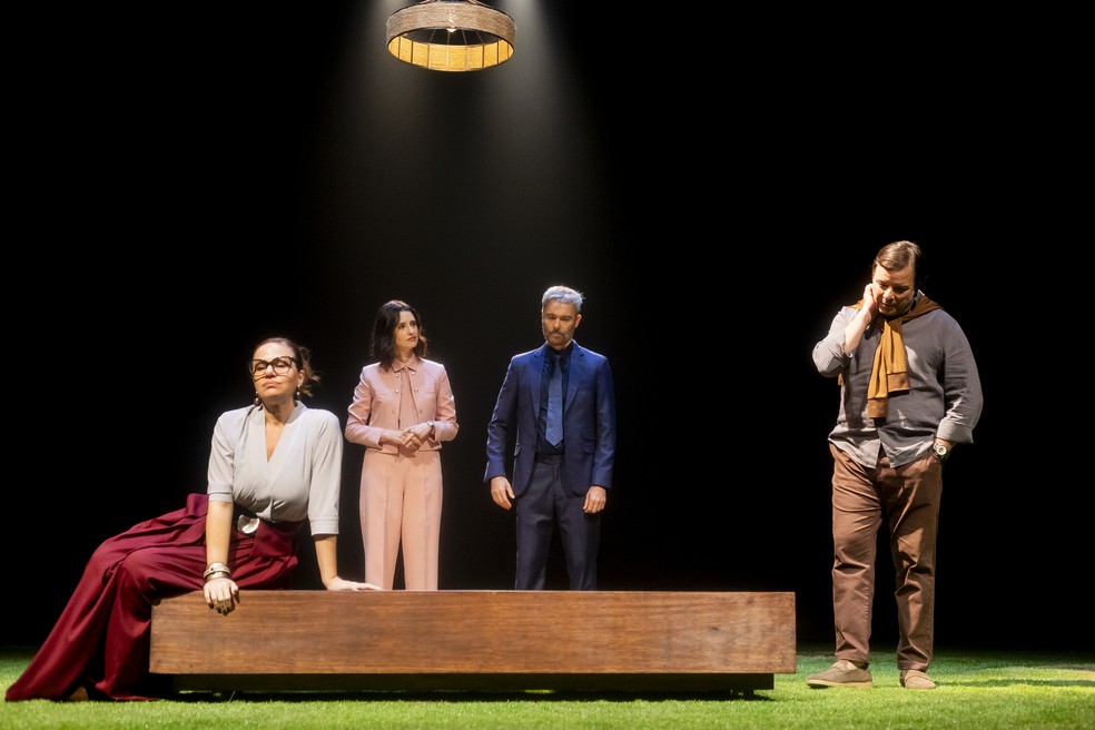 Karine Teles, Anna Sophia Folch, Ângelo Paes Leme e Thelmo Fernandes em "O deus da carnificina" — Foto: Divulgação/Annelize Tozetto