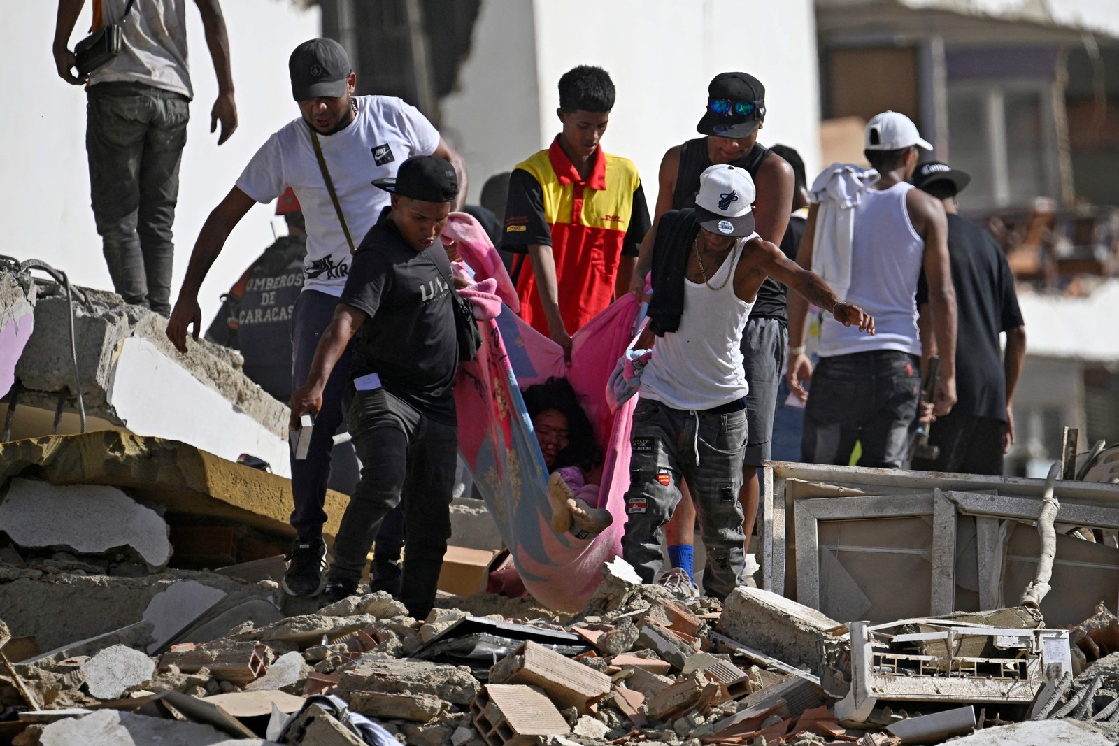 Busca por pessoas que possam estar soterradas em Caracas — Foto: Federico PARRA / AFP