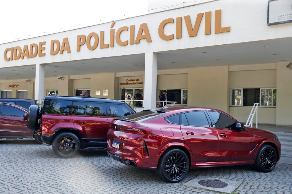 Polícia faz operação contra esquema ilegal de jogos de azar. Carros apreendidos na cidade da polícia — Foto: Fabiano Rocha / Agência O Globo