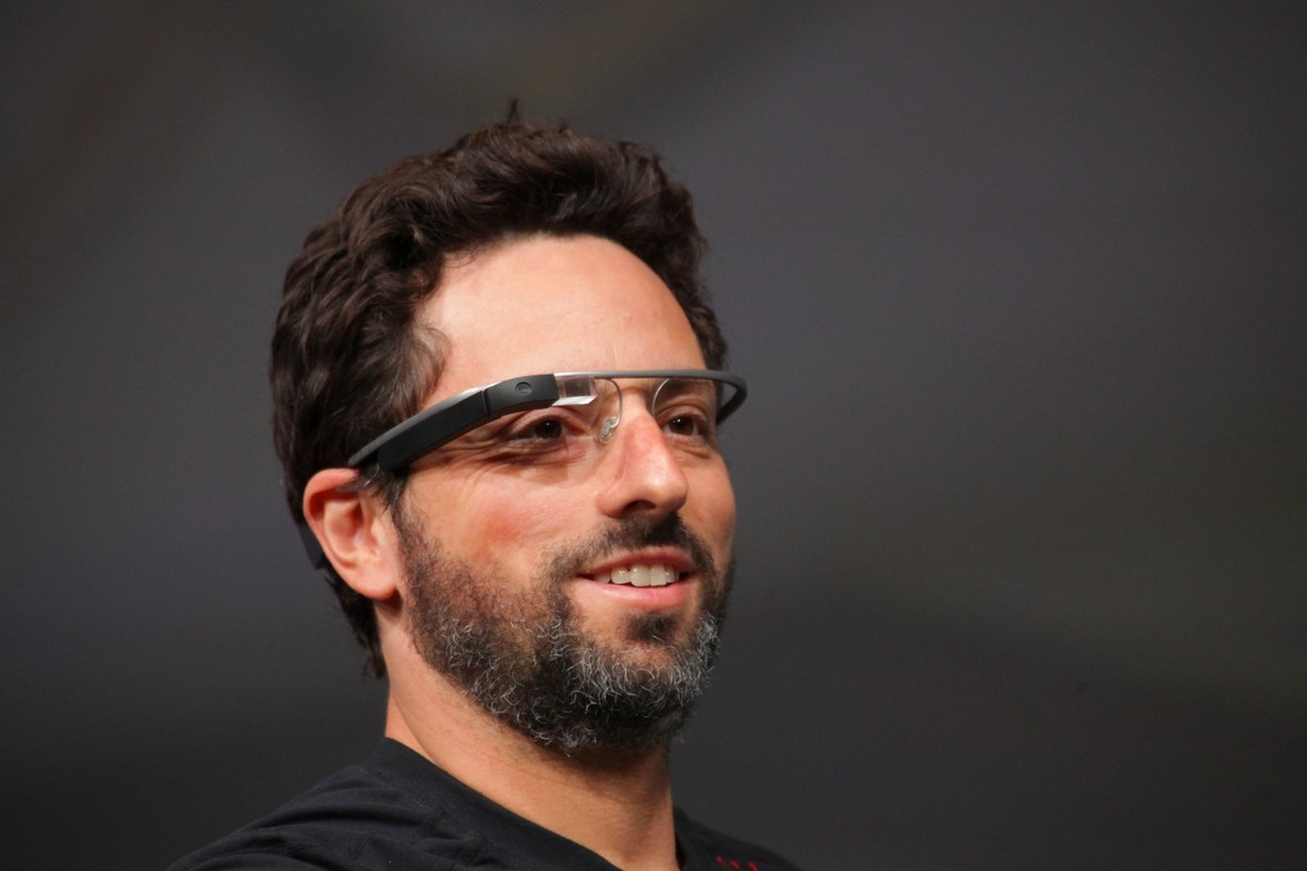 Imagem ilustrativa de Sergey Brin defende jornada de 60 horas semanais para impulsionar liderança em IA na Google