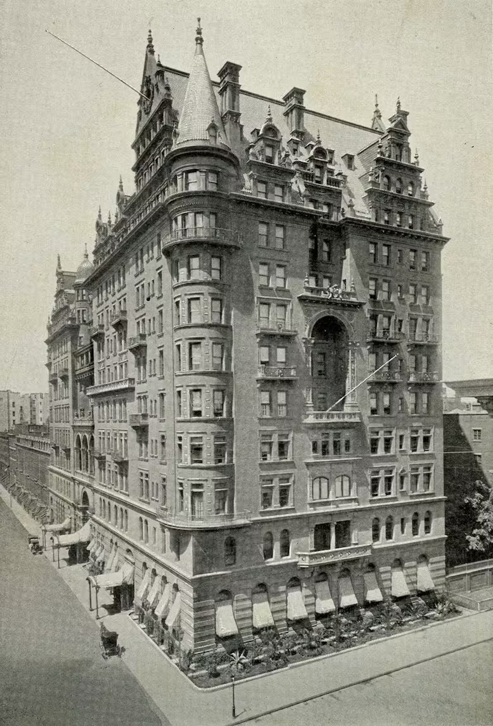O Waldorf Hotel foi inaugurado em 1893 por William Waldorf Astor na esquina da Quinta Avenida com a 33rd Street. — Foto: Reprodução