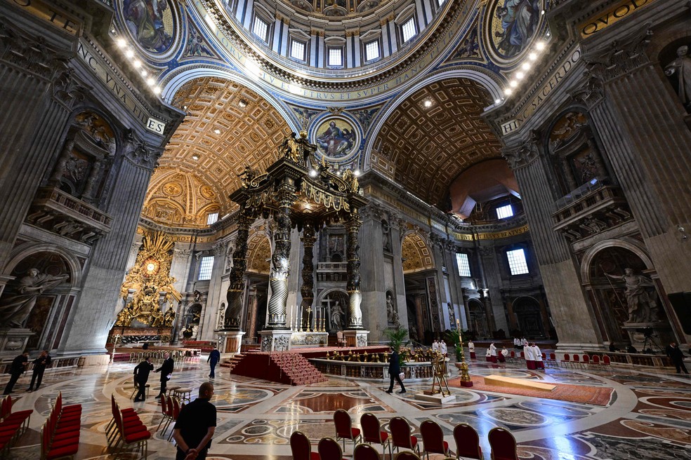Altar principal da Basílica de São Pedro, no Vaticano, antes da chegada do caixão com o corpo de Papa Francisco — Foto: Tiziana Fabi / AFP