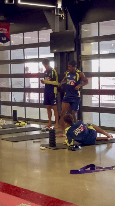 Atacante da Suécia 'quebra' tudo dançando com passinho de funk durante treino da seleção na Copa do Mundo